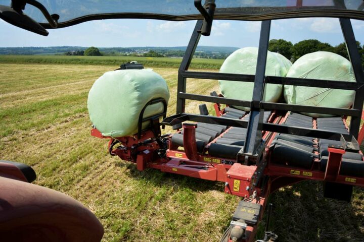 Le bras monte progressivement la botte sur le plateau. Cette opération se réalise tracteur roulant.