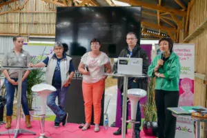 Emmanuelle Gerel et Françoise Thomas, salariées Sdaec ; Sylvie Tranchevent, éleveuse ; Loïc Gallo, gérant d’Arcanne constructions et Sylvie Le Clec’h Ropers, directrice de Sdaec-Terraliance.