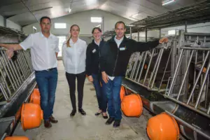 Thierry Vaidie et sa femme Valérie (à droite), en compagnie de Christophe Verdes et Julie Le Marchand, techniciens Serval, dans le nouveau bâtiment.