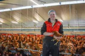 Alicia Le Bec s’est installée en reprenant 50 ha de terres et en construisant un poulailler de 30 000 pondeuses.