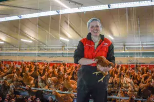 Alicia Le Bec s’est installée en reprenant 50 ha de terres et en construisant un poulailler de 30 000 pondeuses.