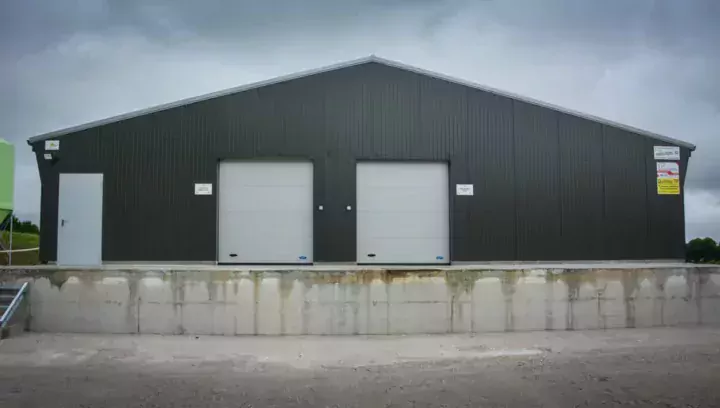 Les portails sectionnels sont très pratiques : les chauffeurs qui livrent les alvéoles et collectent les œufs entrent dans les salles de stockage grâce à un code. L’éleveuse n’a pas obligation d’être présente. C’est un plus au niveau sanitaire puisqu’ils ne peuvent pas accéder à la salle d’élevage.