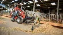 Le valet de ferme est aussi très utile pour pousser le fourrage ou faire un peu de nettoyage dans la stabulation.