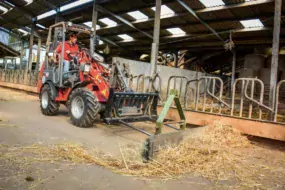 Le valet de ferme est aussi très utile pour pousser le fourrage ou faire un peu de nettoyage dans la stabulation.