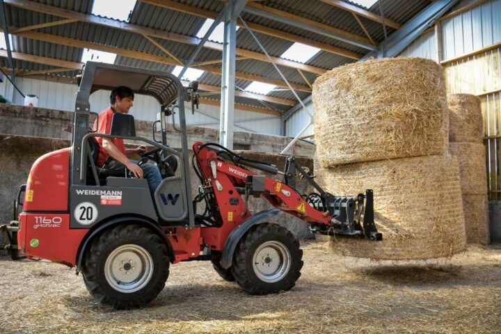 La charge de basculement de l’engin électrique est de 1,5 tonne, ce qui lui permet aisément de descendre les bottes de paille 2 par 2 du hangar de stockage 