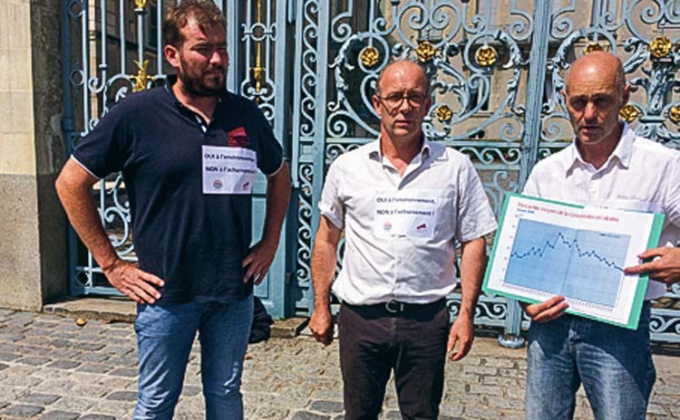 De gauche à droite : Florian Salmon (représentant JA Bretagne), Thierry Coué (président du Car « Environnement » et de la FRSEA Bretagne) et Christian Mochet (responsable du dossier « nitrates » à la FRSEA Bretagne). - Illustration « Oui à l’environnement. Non à l’acharnement ! »