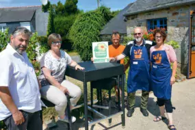 Mireille et Alain Scarella (à droite) préparent un repas qui sera servi à l’issue du marché à la ferme.