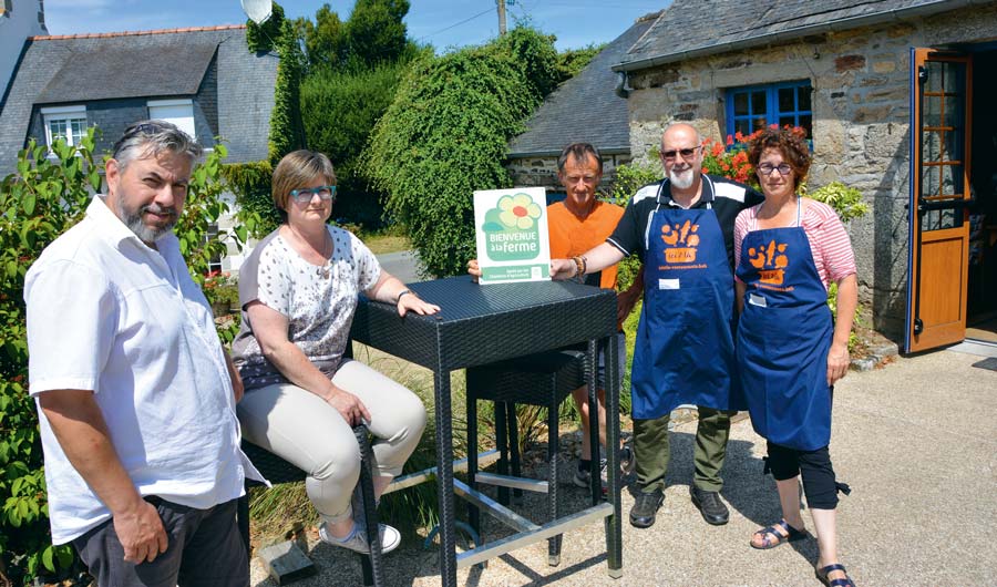 Mireille et Alain Scarella (à droite) préparent un repas qui sera servi à l’issue du marché à la ferme. - Illustration Les producteurs fournissent le restaurant