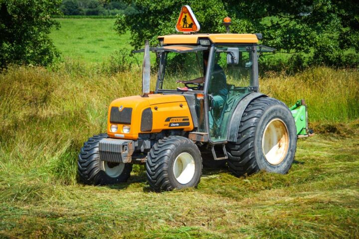 Ce tracteur est chaussé de pneus larges pour une masse totale faible, de l’ordre de 2 tonnes.