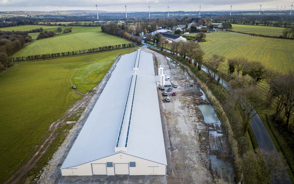 Chaque salle d’élevage mesure 70 m de long sur 21 m de large. Elles sont séparées par un magasin central.