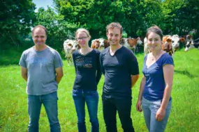 De gauche à droite : Pascal et Elisabeth Beuzit, aux côtés de Paul Salaün, référent agricole pour le syndicat mixte du Trégor, et de Cindy Schrader, animatrice au Cedapa. La ferme laitière obtient un EBE de 236€/1 000 L grâce à un système très pâturant.