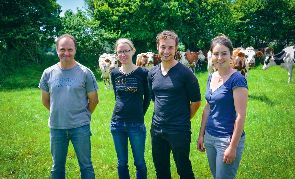 De gauche à droite : Pascal et Elisabeth Beuzit, aux côtés de Paul Salaün, référent agricole pour le syndicat mixte du Trégor, et de Cindy Schrader, animatrice au Cedapa. La ferme laitière obtient un EBE de 236€/1 000 L grâce à un système très pâturant. - Illustration Les prairies naturelles ouvrent les portes au pâturage