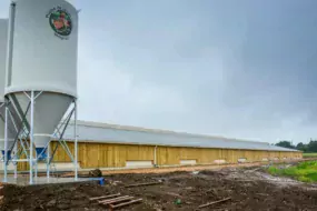 La proximité avec le bourg de Melgven à incité l’éleveur à construire un poulailler s’intégrant parfaitement dans le paysage, il a choisi un bardage bois clair voie.