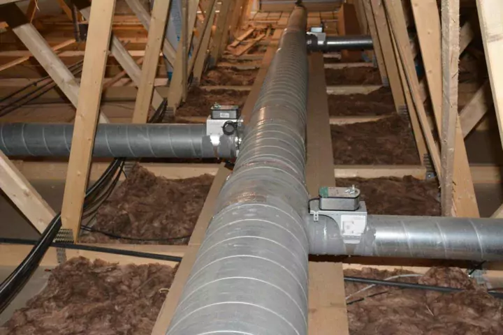 L'air extérieur entre dans les combles. L'unité de traitement de l'air entrant (échanges de calories eau chaude-air) est à une extrémité du tuyau central. L'air réchauffé est réparti et transféré via les tuyaux secondaires, salle par salle. À noter que l'air entrant dans l'échangeur est filtré (normes qualité bâtiment EPR, accueillant du public).