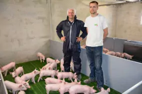 Sébastien Raguénes et David Marchadour, concepteur du système Calopor, dans l'une des salles de post sevrage.