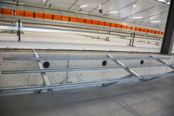 La fosse de 1,10 m de hauteur possède sur toute la longueur des aérations pour limiter les émanations de gaz.