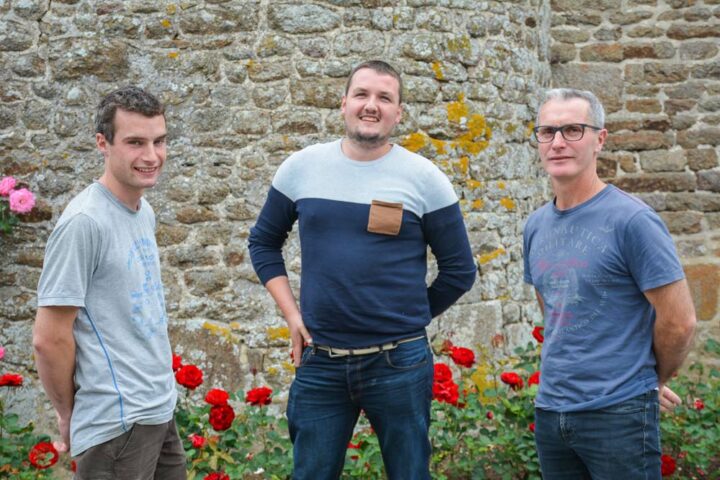 Valentin (à gauche) et Stéphane Auvray, éleveurs avec Pierre Pronost, technicien chez ID 1 Port, (au centre) fournisseur du robot Procleaner X100.