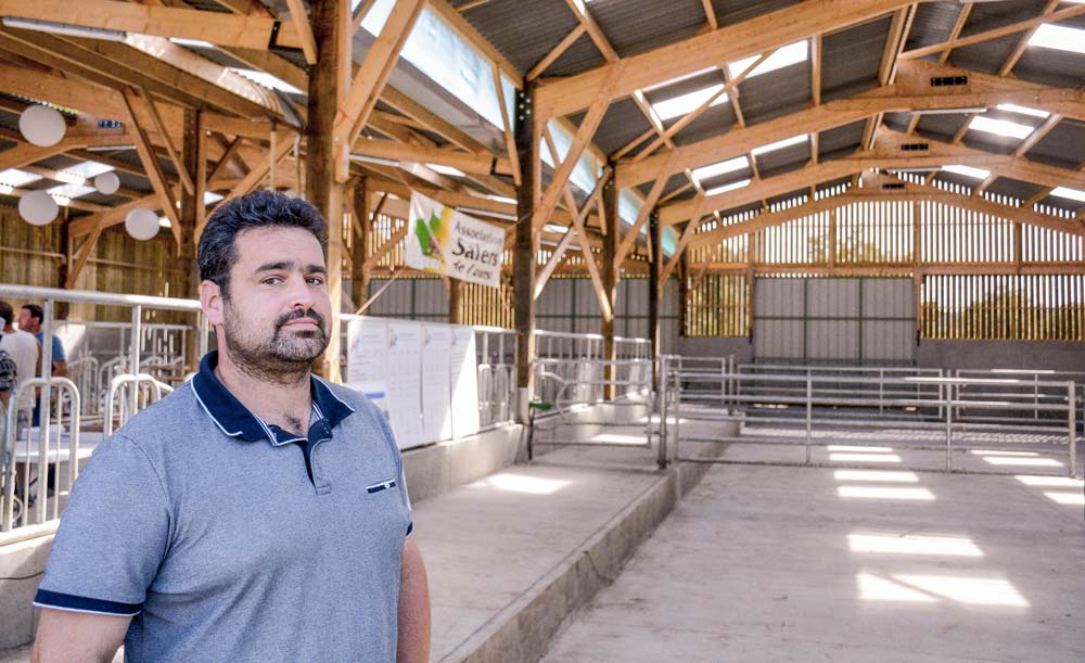 Thomas Hervagault, éleveur de Salers, à Pocé-les-Bois (35), à l’entrée de son bâtiment neuf de 900 m². - Illustration Viande bovine : une moindre densité pour plus de productivité