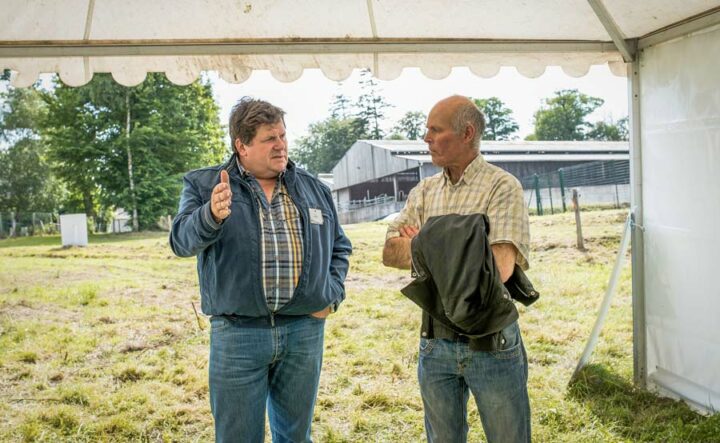 À Trévarez (29), Patrice Pierre, responsable projet fourrages à Idele, et Christian Bégos, éleveur au Cloître-Pleyben (29), échangent sur la conduite des prairies. 