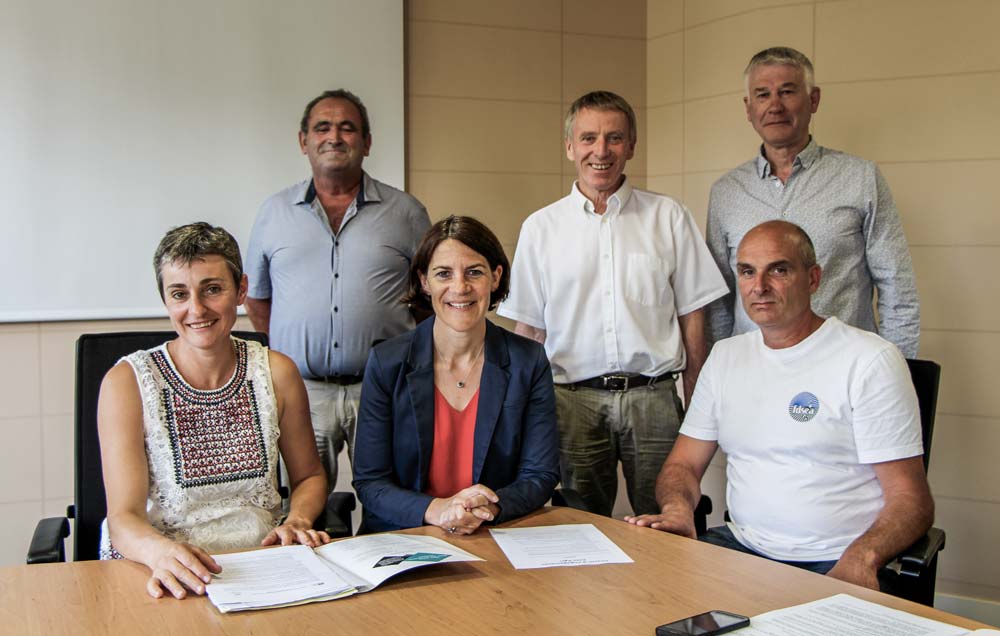 Isabelle Coué, présidente par alternance du comité d’action sanitaire et sociale ; Marine Marot, directrice de la MSA Portes de Bretagne ; Franck Guéhennec, président FDSEA56 ; Alain Guihard, élu Chambre d'agriculture du 56 ; Laurent Kerlir, président de la Chambre d’agriculture du 56 ; Claude Le Goff, conseiller d'entreprise en difficulté. - Illustration Accompagner les agriculteurs en difficulté