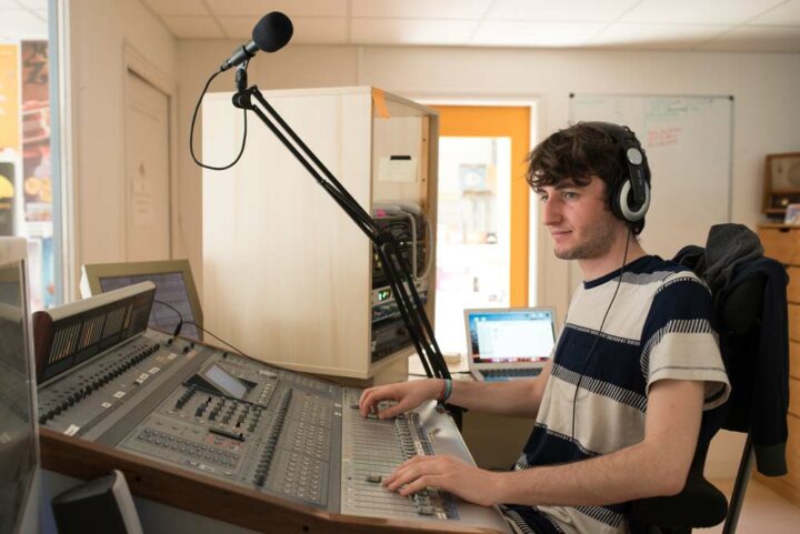 Malo, en service civique, apprend les secrets du métier de la radio.