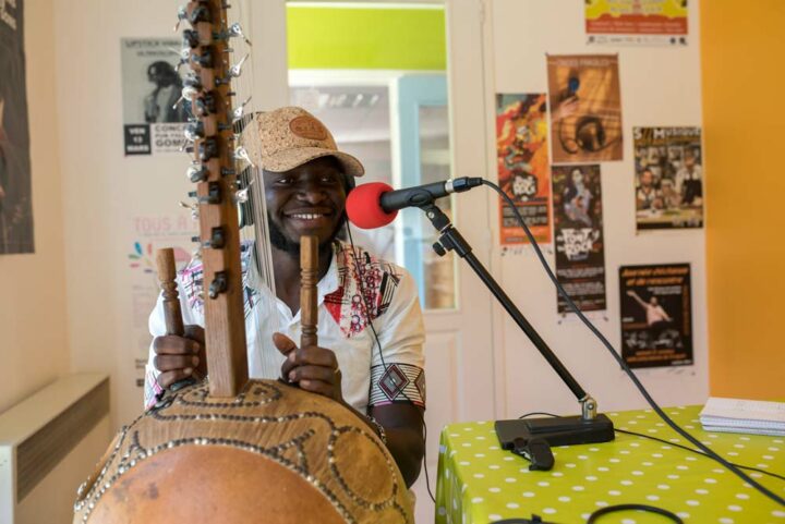 Idrissa Kouyaté, chanteur et joueur de kora sénégalais, profite de son premier voyage en Bretagne pour partager la musique mandingue sur les ondes de Plum’FM.