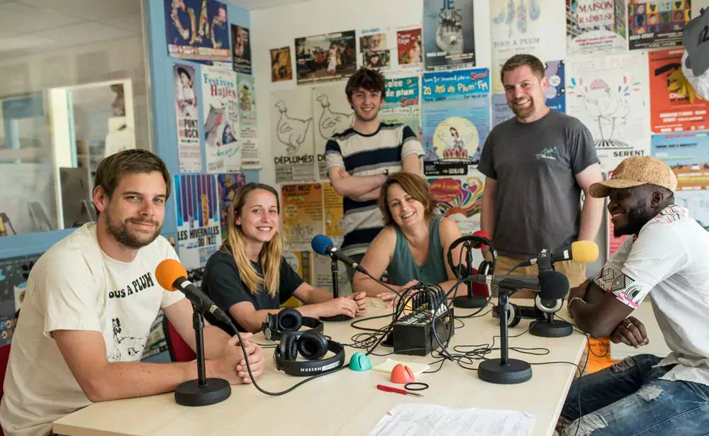 Ambiance familiale chez Plum’FM avec une partie de l’équipe : Clément, Juliette, Jessica, Malo, Jibé et leur visiteur du jour, Idrissa Kouyaté. - Illustration La radio comme outil éducatif