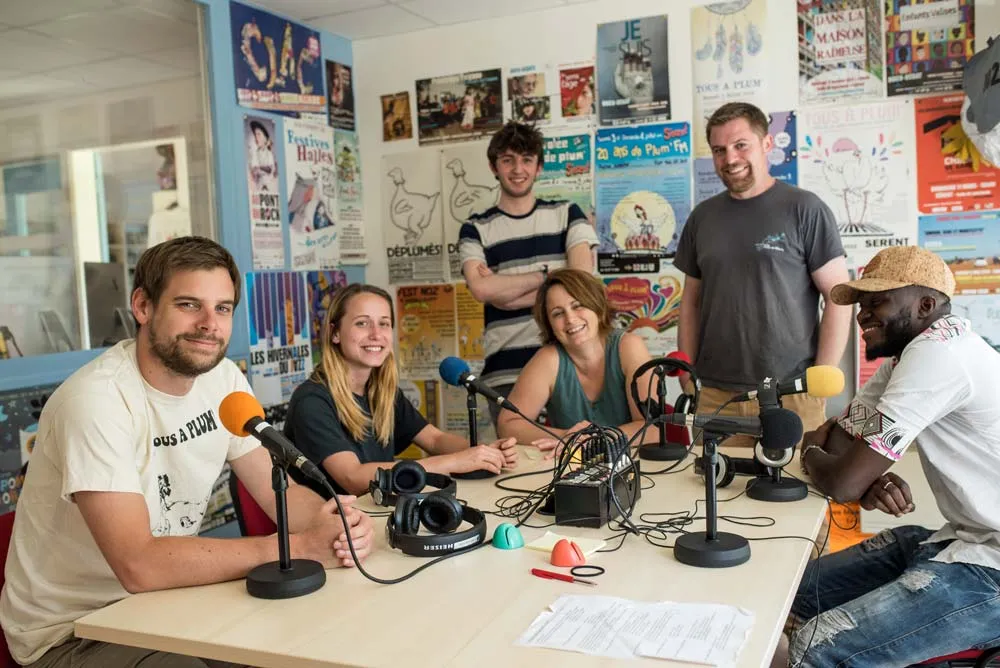 Ambiance familiale chez Plum’FM avec une partie de l’équipe : Clément, Juliette, Jessica, Malo, Jibé et leur visiteur du jour, Idrissa Kouyaté. - Illustration La radio comme outil éducatif