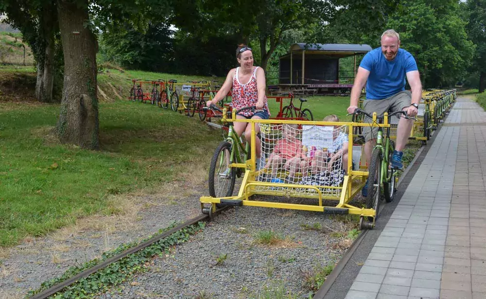 C’est parti pour ce couple de touristes anglais venus faire un peu de sport tout en découvrant les alentours de Médréac. - Illustration Balade en vélo sur les rails