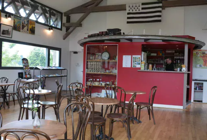 Le Café de la gare, créé en 2009, à l’emplacement de l’ancien préau.