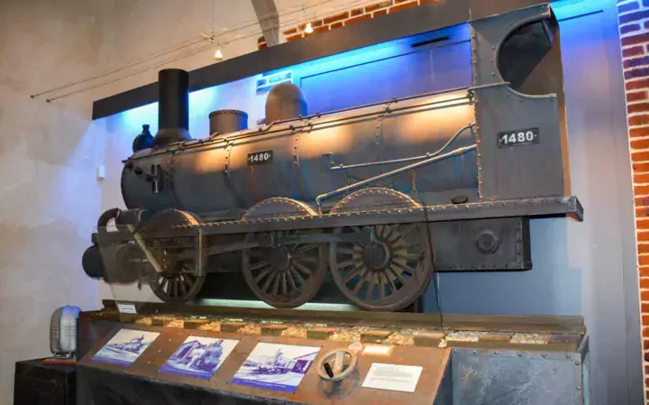 Reconstitution d’une ancienne locomotive dans l’espace scénographique.