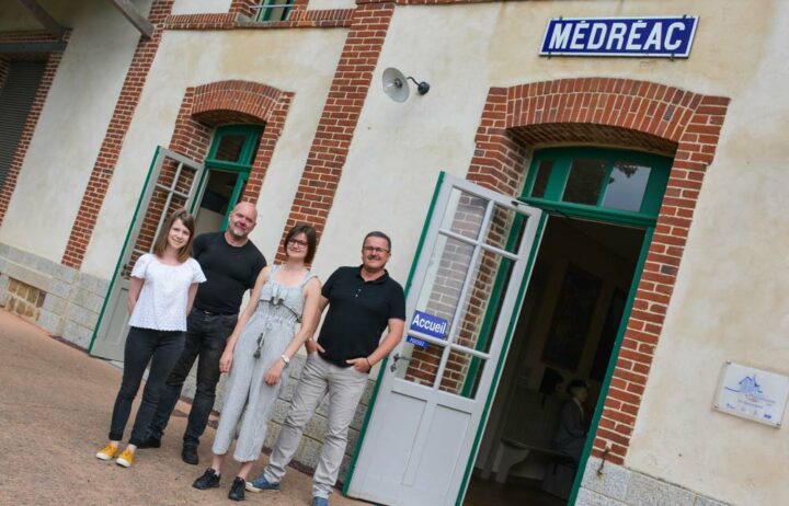 Mickaël Rouzic (à droite) accompagné de Sarah et Anaïs, qui gèrent l’accueil et le café, et Bertrand, responsable de la maintenance des équipements.