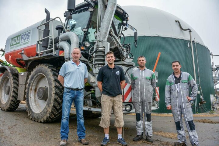 L’épandeur puise le lisier ou le digestat depuis le champ. Il est aussi plus simple de manœuvrer dans les parcelles en comparaison avec un ensemble tracteur et tonne.