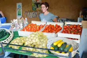 Annie Pépin derrière l’étal de vente à la ferme.