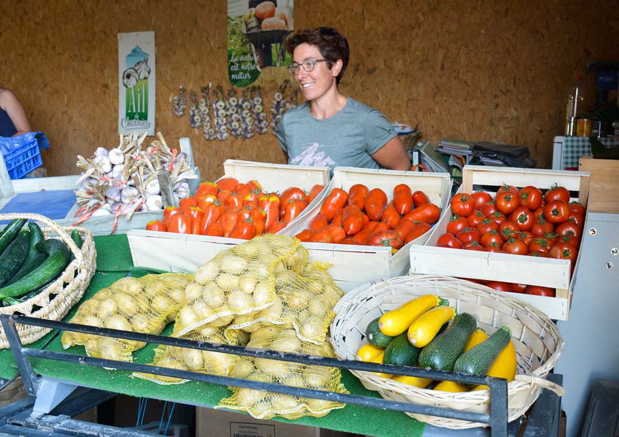 Annie Pépin derrière l’étal de vente à la ferme. - Illustration L’ail, une tradition à Cherrueix