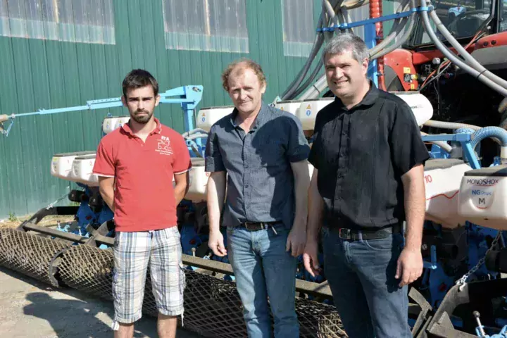 De gauche à droite : Alexis et Patrice Emery, en compagnie d’Emmanuel Le Toeuff, directeur commercial de la concession l’Armoricaine - Sera 3000.