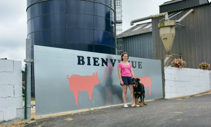 Céline Quinquis a apporté sa touche féminine sur l’élevage de Peumerit : les fleurs décorent les abords de l’élevage et le portail ne passe pas inaperçu. 