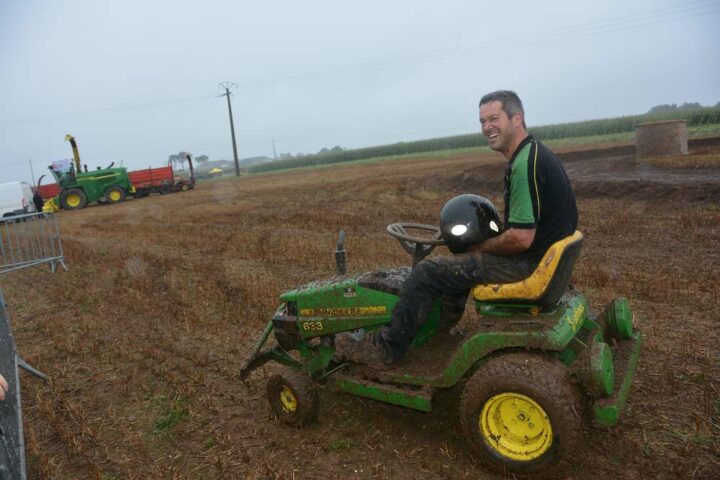 Ce concurrent du tracteur tondeuse cross a su tirer parti de sa machine, en négociant ses virages tout en glissade.