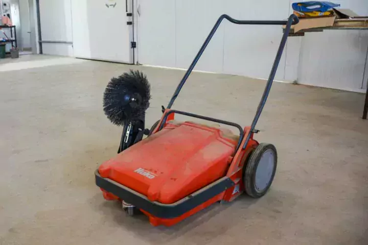 La balayeuse facilite les tâches de nettoyage. D’autres équipements ont été mis en place, comme une affûteuse à couteaux facilement utilisable par les salariés.