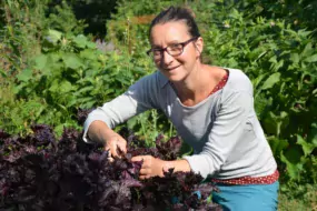 Hélène Deniaud-Powell dans son jardin.