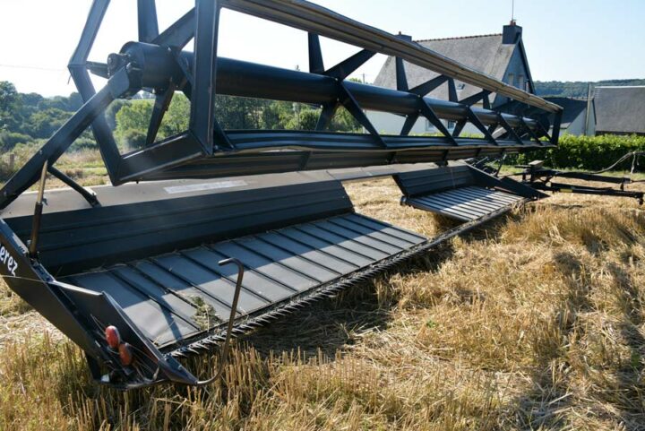 La barre de coupe baptisée « Un droc'herez » par l'agriculteur place les tiges en andains directement. 