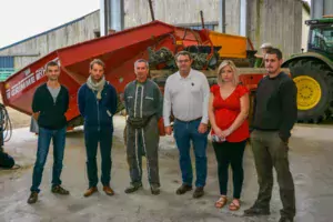 De gauche à droite : Manu Bué, technicien au Gab 29 ; Paul Salaün, du SMT ; Thierry Le Vot ; Guy Pennec, président du SMT ; Aurélie et Florian Le Vot.