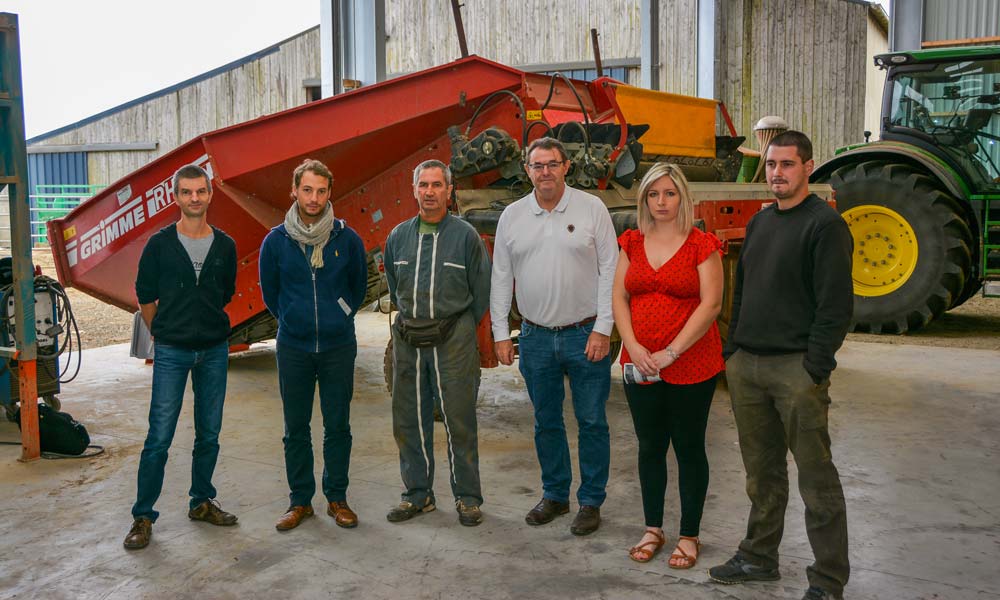 De gauche à droite : Manu Bué, technicien au Gab 29 ; Paul Salaün, du SMT ; Thierry Le Vot ; Guy Pennec, président du SMT ; Aurélie et Florian Le Vot. - Illustration Un bâtiment neuf pour pomme de terre biologique