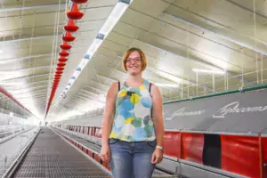 Maïna Mazurier, éleveuse de pondeuses à Plounéour-Menez (29).