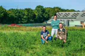 Fabrice Charles, éleveur à Quessoy et administrateur du Cédapa, et Elisa Dubois, animatrice au Gab 22, accompagnent Denis Guernion, associé du Gaec de la Ville Volette dans la préparation de la porte ouverte du jeudi 6 septembre.