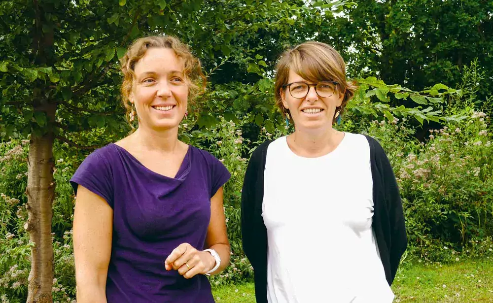 La productrice de lait Emmanuelle Billard et Virginie Duval, respectivement coprésidente et salariée de la Coopérative d'installation en agriculture paysanne des Côtes d'Armor (Ciap 22). - Illustration Paysan créatif, pour se tester un an en agriculture