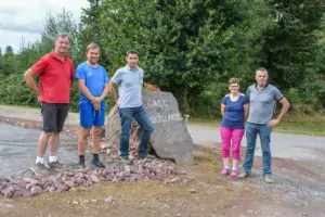 De gauche à droite : Philippe Bargain, Cédric Henry, Jérôme Moy, Isabelle et Didier Guérin, les cinq associés du Gaec Brocéliande.