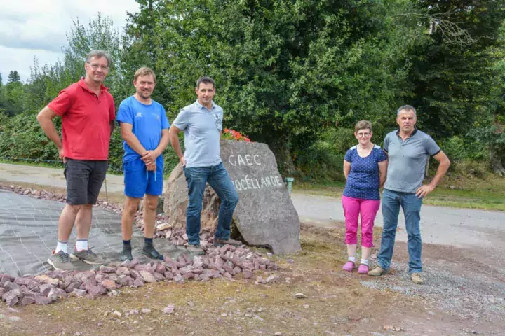 De gauche à droite : Philippe Bargain, Cédric Henry, Jérôme Moy, Isabelle et Didier Guérin, les cinq associés du Gaec Brocéliande.