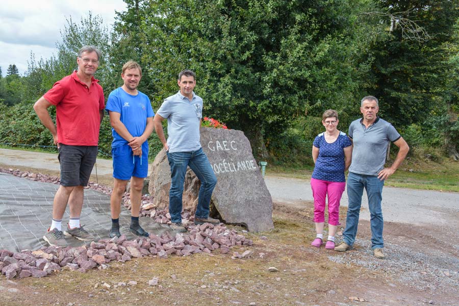 De gauche à droite : Philippe Bargain, Cédric Henry, Jérôme Moy, Isabelle et Didier Guérin, les cinq associés du Gaec Brocéliande. - Illustration « Montrer la réalité de l’agriculture d’aujourd’hui »