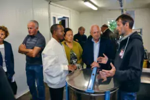 Étienne Mahatsanga a pu visiter les locaux de fabrication de miel de Chantal et de Raymond Émeillat.